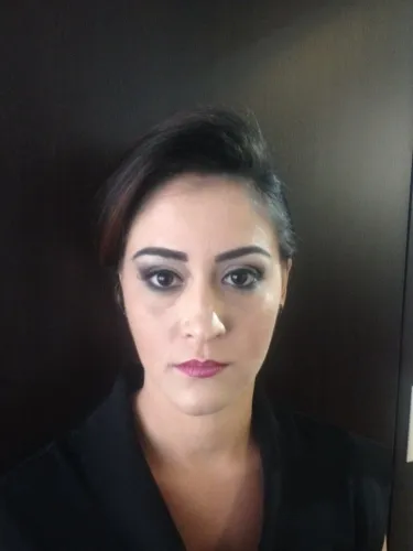 Maquiagem de festa com olho esfumado e cabelo preso