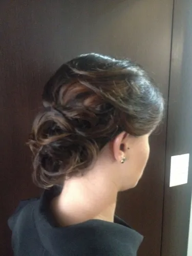 Penteado preso com ondas e coque baixo, visto de lado