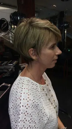 Corte curto com mechas loiras, visto de lado