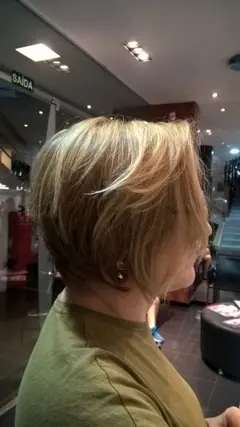 Chanel com mechas loiras visto de lado