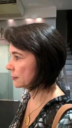 Chanel reto castanho escuro na altura do queixo