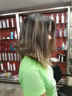 Morena iluminada com pontas claras na altura do ombro