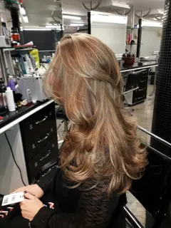 Cabelo longo iluminado com mechas e ondas nas pontas