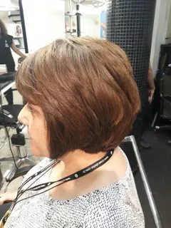 Chanel castanho com as pontas para dentro, visto de lado